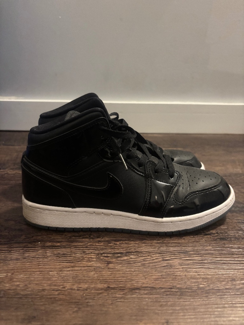 Jordan 1 Mids Space Jam